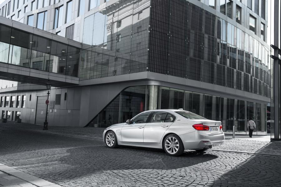  BMW 330e (F30) 2016 года  (WW) (фото 2 из 40)